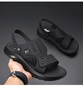 Detalle de sandalias deportivas negras transpirables para hombre con suela gruesa
