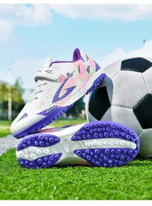 Detail van kindervoetbalschoenen met paarse TF-rubberzool en klittenbandsluiting