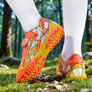 Felgekleurde oranje kindervoetbalschoenen met klittenband en rubberen TF-zolen