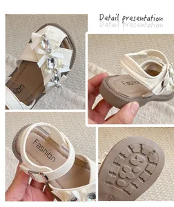 Detailaufnahme von Prinzessinnen-Sandalen für Mädchen mit Strassschleifen und Sohle.