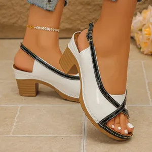 Detailweergave van stijlvolle blokhaksandalen met kleurvlakken en een peep-toe ontwerp