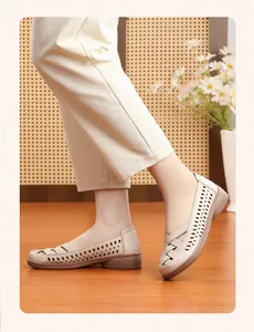 Sandales plates confortables pour femmes en cuir beige souple avec détails ajourés