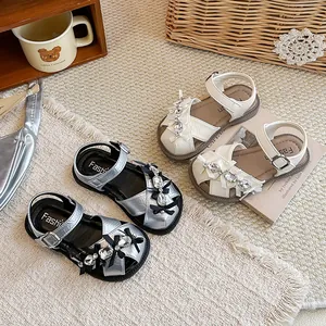Eleganti sandali da bambina con strass e fiocchi in argento e bianco