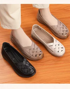 Vue de chaussures plates en cuir souple avec perforations, en plusieurs coloris.