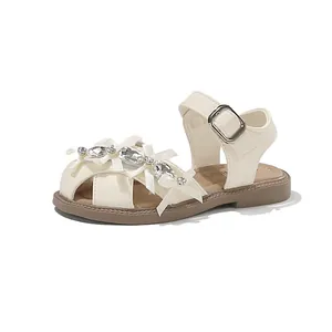 Sandali bianchi chiusi bambina con strass e fiocchi, suola morbida per primi passi bimba.