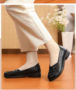 Gros plan de chaussures plates en cuir souple noir pour femmes avec design respirant