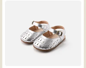 Vue détaillée de sandales argentées pour bébé fille avec motifs découpés au laser.