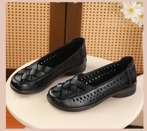 Détail de chaussures plates en cuir souple pour femmes avec bout tissé ajouré.