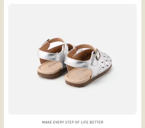 Vue arrière de sandales argentées pour bébés avec motifs ajourés et semelles souples.