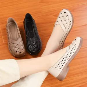 Sandales en Cuir Microfibre Souple et Confortables pour Femmes Chaussures Plates Ajourées Tissées Antidérapantes pour Maman Casual Été
