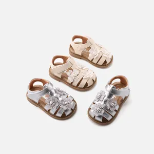 Eleganti sandali da principessa floreali per neonati con suole morbide, colori argento e beige.
