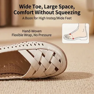 Sandales d'été en cuir souple avec design tissé à la main et bout large confortable.