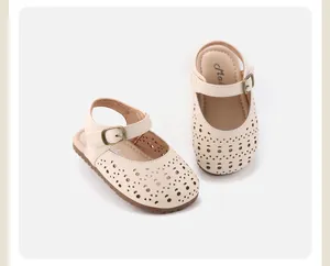 Détail de sandales ajourées beiges pour bébé avec bride à boucle et semelle souple