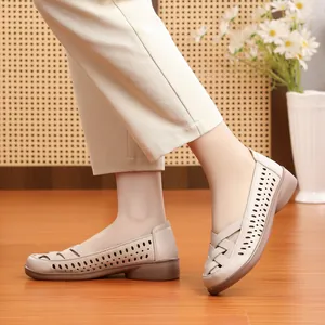 Chaussures plates confortables en cuir souple beige ajouré pour femme avec semelle
