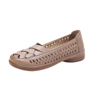 Chaussures plates confortables en cuir souple pour femmes avec un design ajouré