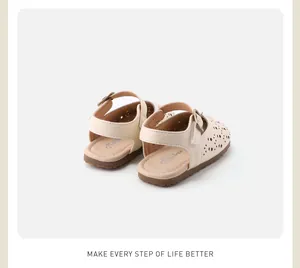 Détails des sandales beiges pour petites filles avec des motifs ajourés et semelles souples