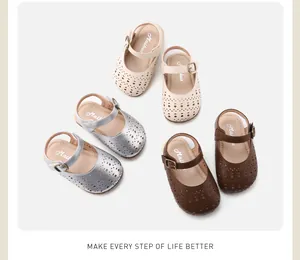 Vue détaillée de dessus de sandales ajourées pour bébés filles en beige, argent et marron.