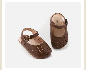 Vue de dessus détaillée de chaussures Mary Jane marron pour bébé avec découpe laser sur fond blanc