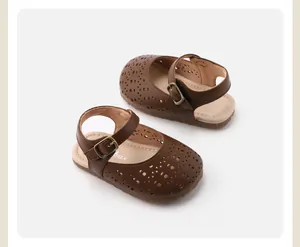 Vue détaillée de sandales en cuir marron pour bébés filles avec semelle souple.