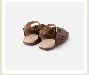 Vue détaillée des sandales en cuir marron ajouré pour bébé fille avec semelle souple