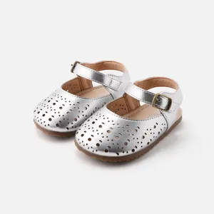 Prachtige zilveren opengewerkte sandalen voor baby meisjes met een zachte zool