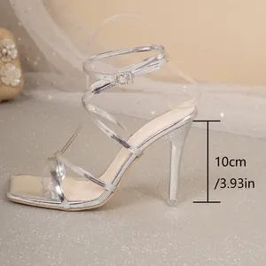 Dettaglio di eleganti sandali a spillo argento con tacco 10 cm e design a punta quadrata