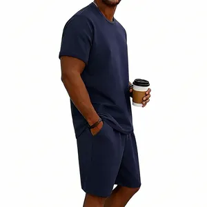 Seitenansicht des marineblauen Herren-Sportsets aus schwerem Frottee mit T-Shirt und Shorts