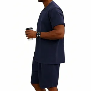 Seitenansicht: Herren Freizeit-Set aus schwerer Baumwolle in Marineblau, T-Shirt und Shorts.