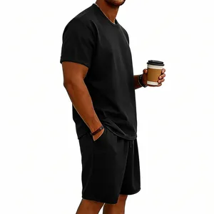Detailseitenansicht des schweren schwarzen Baumwoll-T-Shirts und Shorts-Sets für Herren.