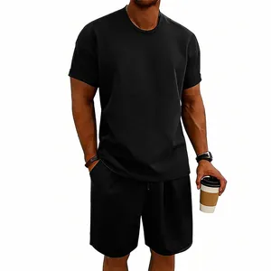 Detailansicht eines schwarzen Baumwoll-T-Shirt- und Shorts-Sets am Model