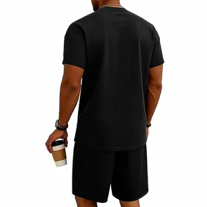 Rückansicht des schwarzen, übergroßen Sport-Casual-Sets für Herren mit T-Shirt und Shorts.