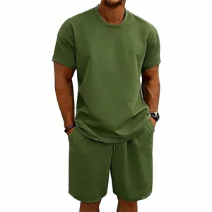 Detailansicht Herren-Sportset in Olivgrün mit lockerem Baumwoll-T-Shirt und Shorts