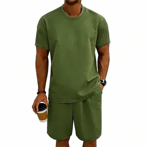 Vollansicht des locker sitzenden T-Shirt- und Shorts-Sets für Herren in Olivgrün