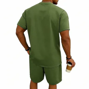 Rückansicht eines olivgrünen Herren-T-Shirts und Shorts-Sets aus schwerem Frottee