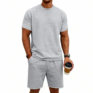 Detaillierte Ansicht der grauen Freizeitkleidung für Herren mit schwerem T-Shirt und Shorts