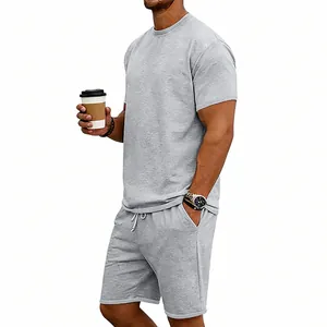 Hochwertiges Herren-Set aus schwerem Baumwoll-T-Shirt und passenden Shorts in Graumeliert