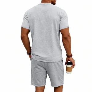 Rückansicht eines grauen Herren-Sportsets aus T-Shirt und Shorts mit weicher Textur