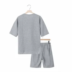Rückansicht von hochwertigem grauem schweren Baumwoll-T-Shirt und Shorts-Set auf Bügeln