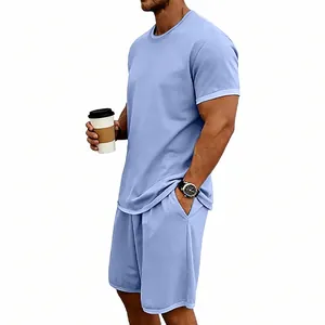 Detailansicht eines hellblauen Baumwoll-Sets für Herren mit T-Shirt und passenden Shorts