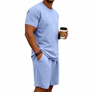Nahaufnahme des hochwertigen Herren T-Shirts und der passenden Shorts in Hellblau