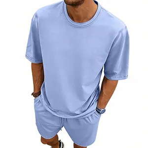 Detailansicht des hellblauen Herren-Sets aus schwerem Frottee-T-Shirt und Shorts