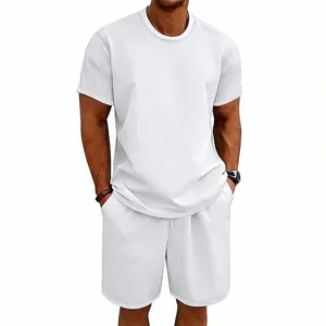 Vista detallada de un conjunto de descanso blanco oversize para hombre con camiseta y shorts