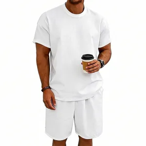 Vista frontal de un modelo con un conjunto deportivo informal de algodón blanco liso.