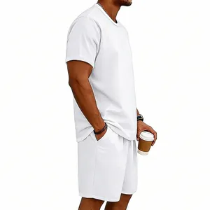 Detalle del conjunto de camiseta y pantalones cortos de algodón blanco pesado para hombre.