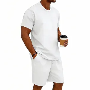 Detalle del conjunto para hombre de rizo pesado blanco con manga corta y pantalón