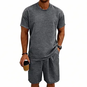 Detailansicht des grauen Baumwollsets aus T-Shirt und Freizeitshorts für Herren