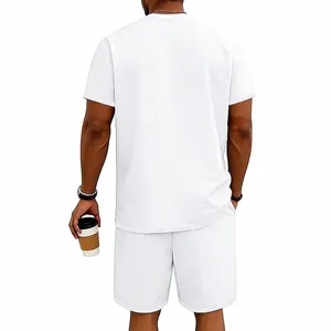Vista trasera de un hombre con un conjunto de camiseta y pantalones cortos de algodón blanco