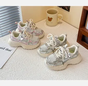 Vista detallada de zapatillas chunky de malla transpirable para niños en rosa y plata