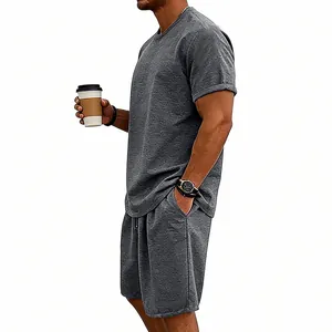 Detailansicht Herren-Set aus grauem, schwerem Baumwoll-T-Shirt und Shorts