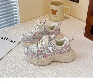Vista detallada de zapatillas de malla transpirable rosa y plateadas para niños